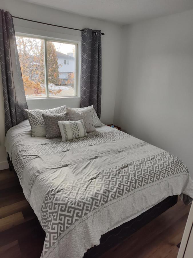 Tranquil & Tasteful One Bdrm Private Suite Ne Edmonton Exteriör bild